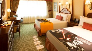 Experience "Star Wars™: Tomorrowland Takeover" | Hong Kong Disneyland