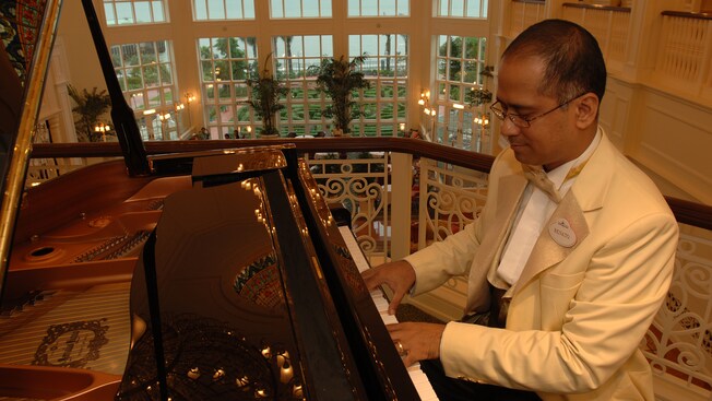 Orkestra Hotel | Hiburan | Hong Kong Disneyland Resort